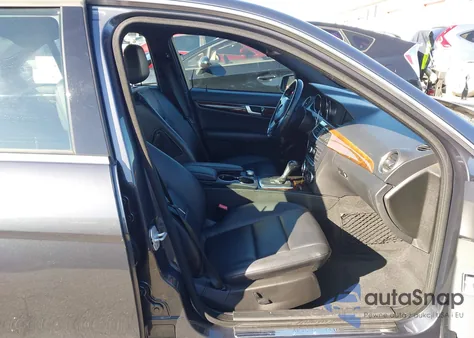 2013 Mercedes-Benz C 250 Sport z USA, uszkodzony, nr VIN WDDGF4HB2DA852950